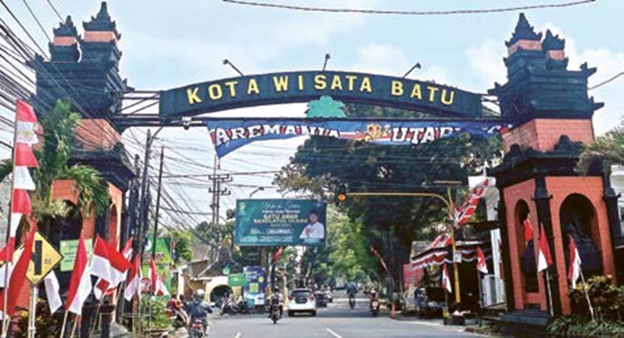 DALAM KAJIAN: Gapura masuk Kota Batu di Jalan Raya Dadaprejo, Kecamatan Junrejo bakal direvitalisasi.