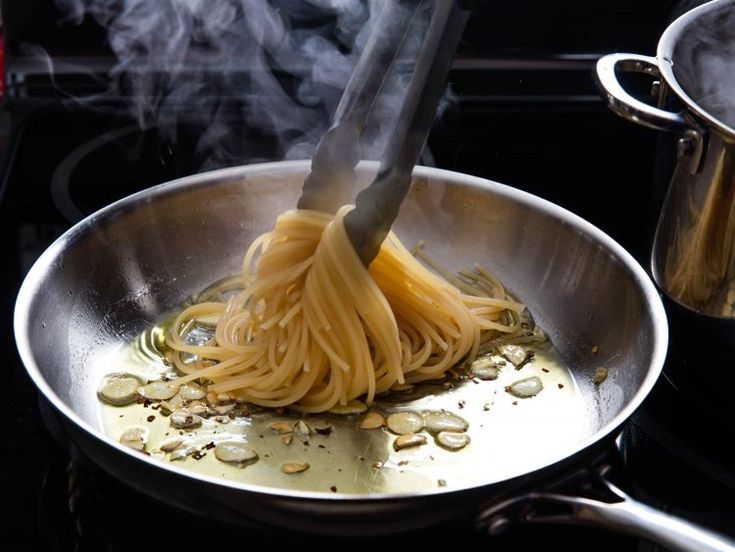 Memasak pasta aglio olio dengan rasa yang otentik