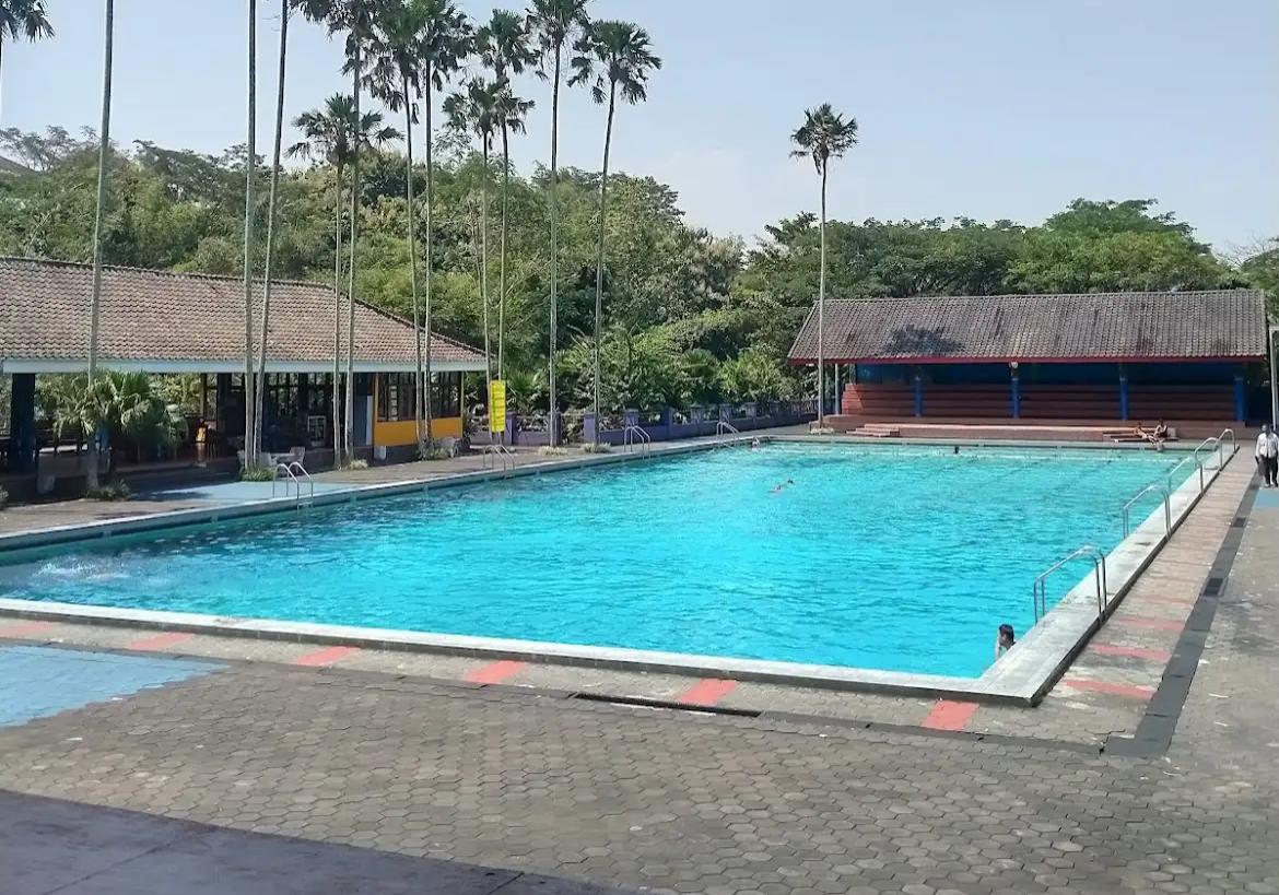 Suasana salah satu satu kolam di kolam renang Lembah Dieng