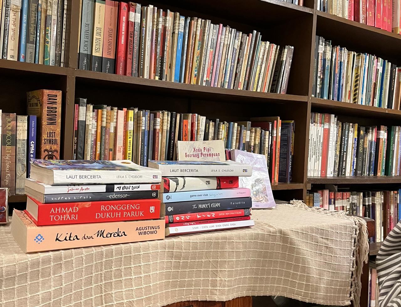 Koleksi buku Rumah Budaya Ratna di salah satu ruangan