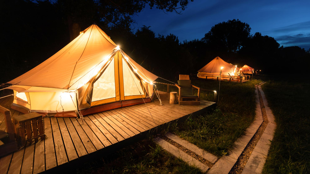 MENYENANGKAN: glamping santai dengan pemandangan indah.