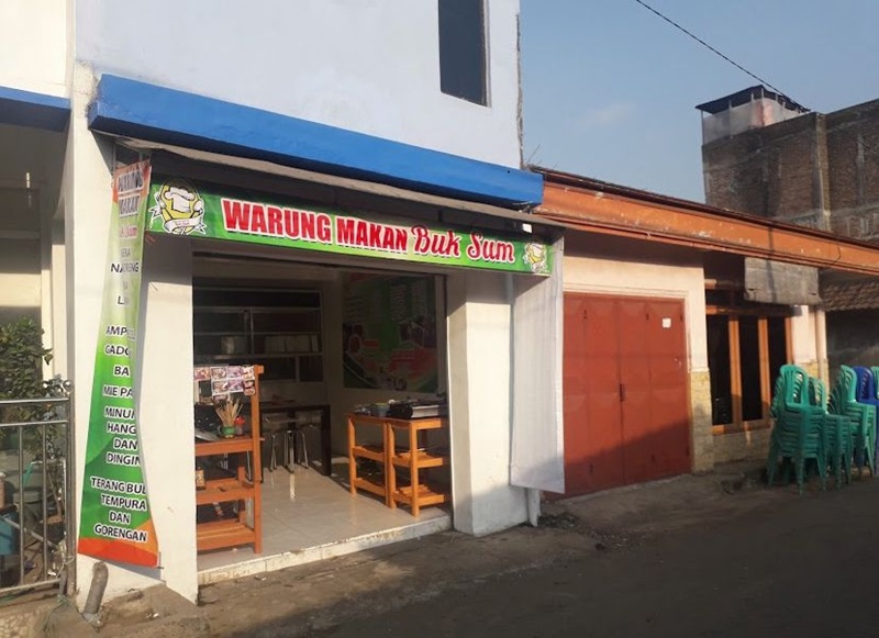 DEKAT ALUN-ALUN BATU: Warung Bu Sum yang menyajikan lalapan khas Jawa Timur dan buka sejak pukul 09.00.