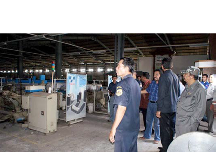 TINGGAL KENANGAN: Salah satu ruang produksi PT Wastra Indah sedang ditinjau pimpinan perusahaan.