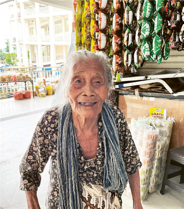 LANSIA: Seorang perempuan lanjut usia (lansia) asal Kelurahan Temas, Kecamatan Batu tampak bugar dan beraktivitas di Pasar Induk Among Tani beberapa waktu lalu.