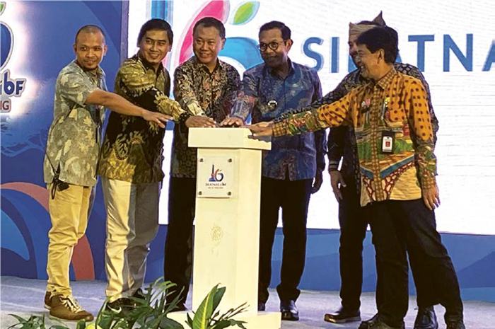 JALIN SINERGI: Wali Kota Batu Nurochman, Kepala Dinas Perindustrian dan Perdagangan Provinsi Jawa Timur Iwan membuka forum diskusi UMKM di Hotel Kusuma Agrowisata Batu kemarin (28/8).