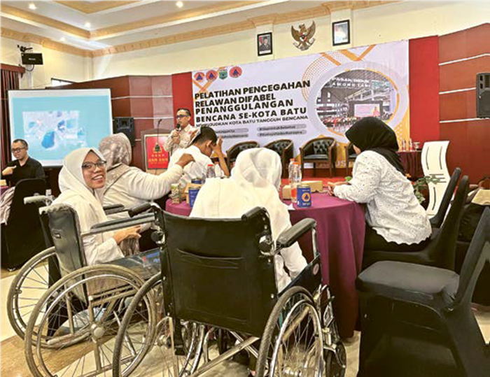 ANTUSIAS: Puluhan penyandang disabilitas mengikuti pelatihan pencegahan dan penanggulangan bencana di Ruang Bromo, Hotel Zam Zam kemarin (28/8).
