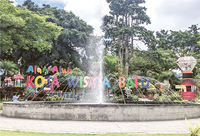 BAKAL DIREVITALISASI: Kawasan ikonik Alun-Alun Kota Wisata Batu menjadi jujugan favorit para wisatawan.