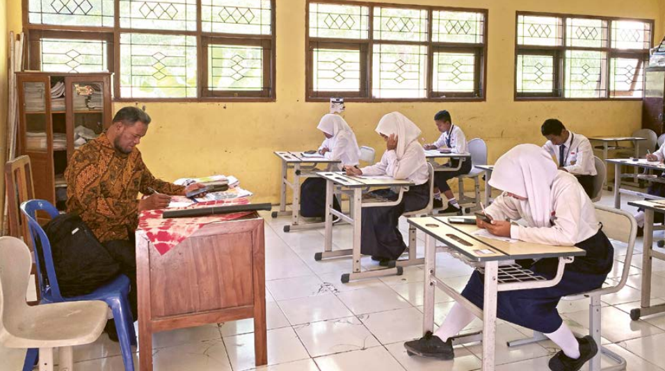 FOKUS: Salah seorang guru sedang mengajar di SMPN Satu Atap Gunungsari 04 Kota Batu beberapa waktu lalu.