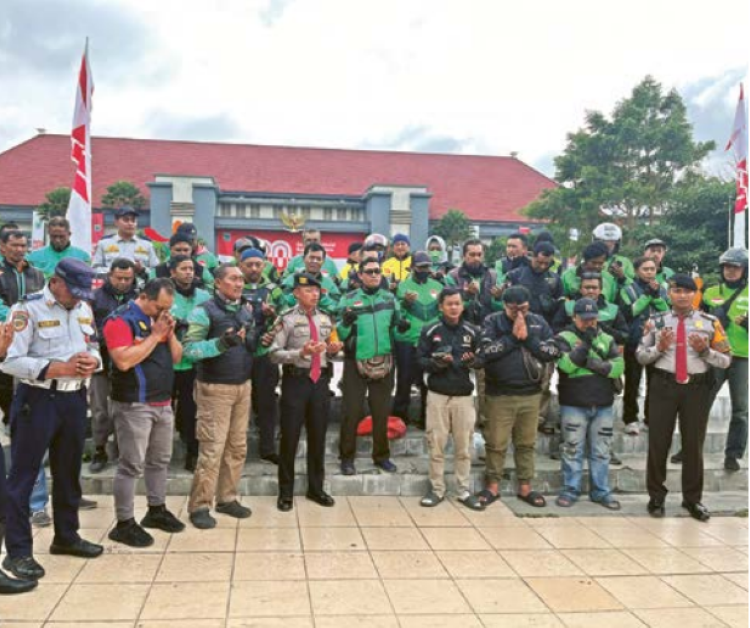 KOMPAK: Komunitas driver online Kota Batu Grasiba menggelar doa bersama untuk korban ojol di depan Balai Kota Among Tani Batu kemarin (29/8).
