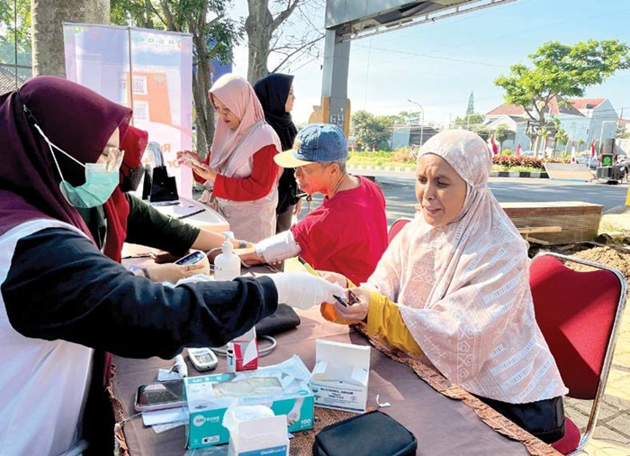 ANTUSIAS: Masyarakat tampak antusias mengantre untuk Cek Kesehatan Gratis (CKG) di Car Free Day (CFD) MBatu Sae kemarin (31/8). Total ada 62 orang yang mengakses layananan tersebut.