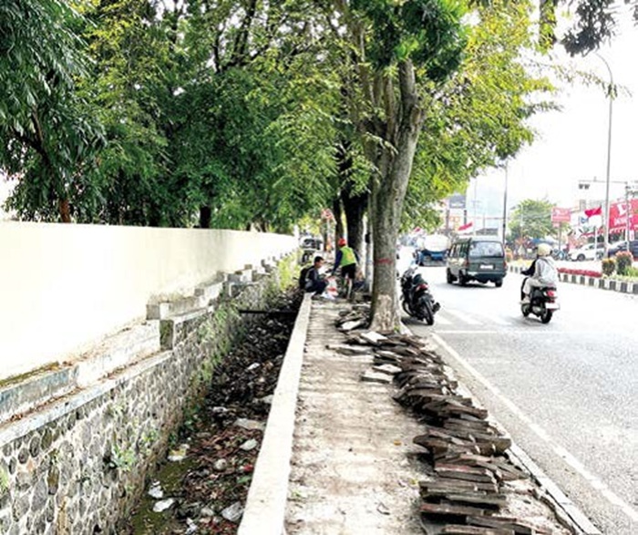 BERPROSES: Pembongkaran paving di Jalan Dewi Sartika untuk pelebaran jalan terus berprogres.