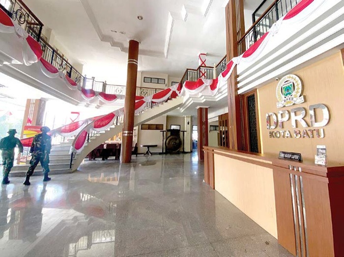 JADI SOROTAN: Kantor DPRD Kota Batu tampak sepi dan dijaga ketat TNI kemarin (2/9).