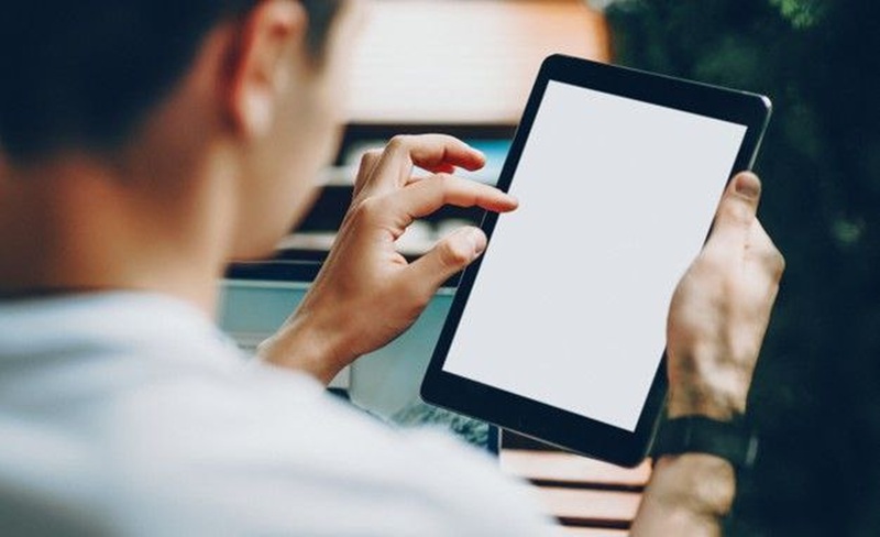 Ilustrasi mahasiswa menggunakan tablet.