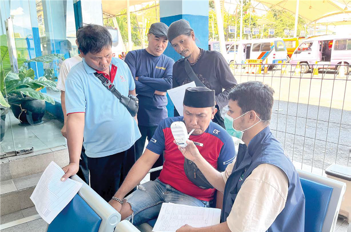 DIPERIKSA: Peserta Cek Kesehatan Gratis (CKG) di Terminal Batu diperiksa menggunakan smoke analizer kemarin (3/9).