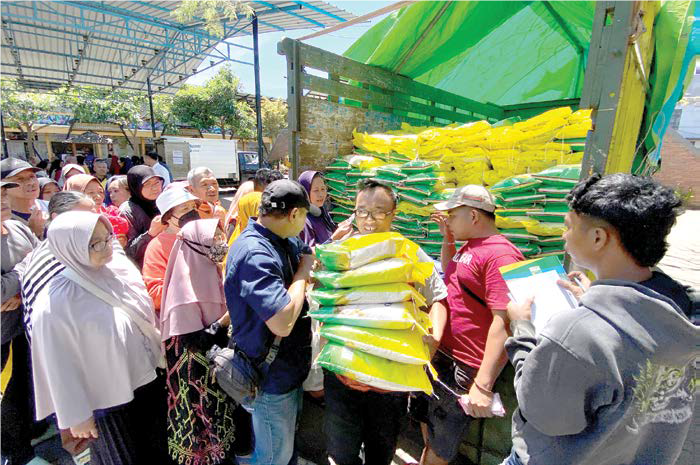 CEGAH INFLASI: Beras SPHP diserbu warga Desa Pesanggrahan saat kegiatan operasi pasar murah kemarin (3/9).