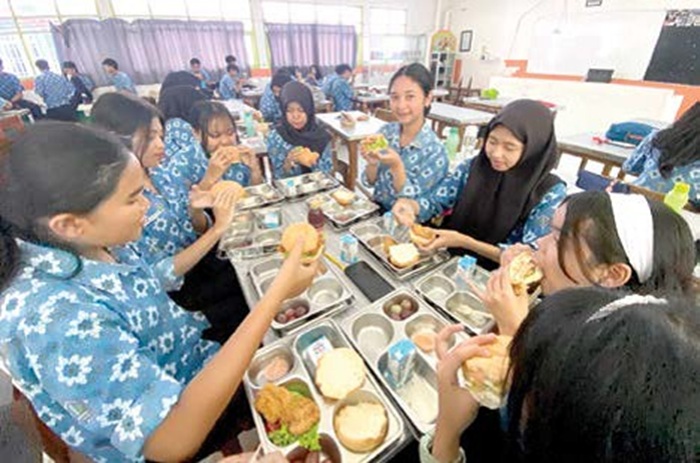 MAKAN BERSAMA: Siswa SMA Negeri 2 Batu menyantap MBG di ruang kelas kemarin (4/9).