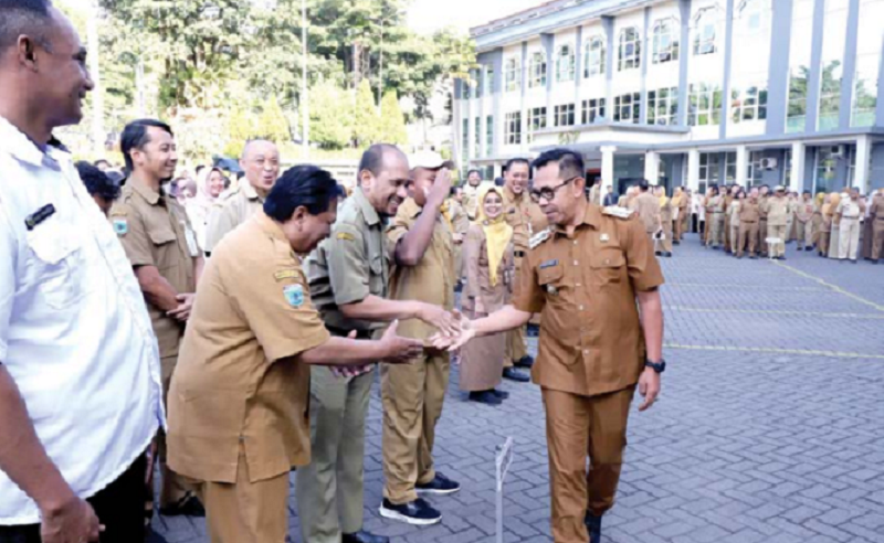 BERSALAMAN: Para ASN di lingkungan Pemkot Batu melakukan apel pagi beberapa waktu lalu.