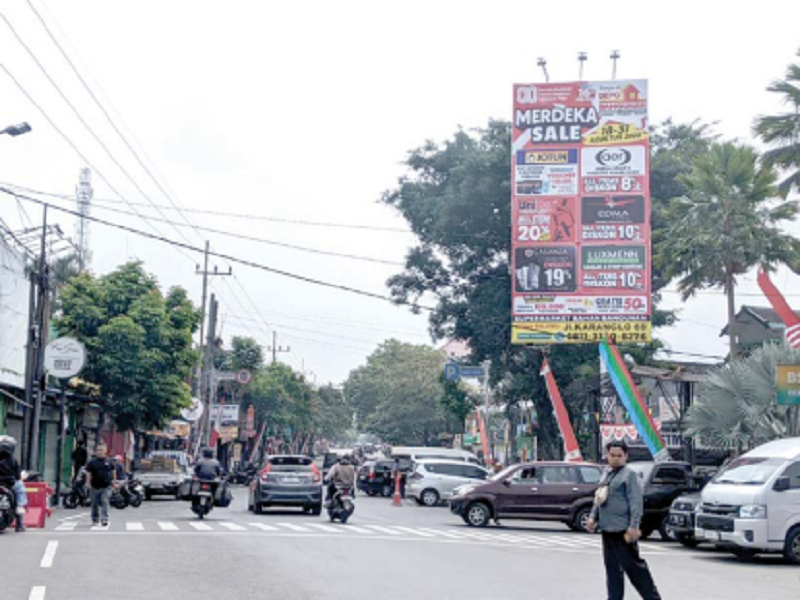 KEPATUHAN TINGGI: Salah satu reklame di Jalan Ir Soekarno masih terpasang kemarin. Reklame itu menjadi salah satu penyumbang Pendapatan Asli Daerah (PAD) Kota Batu.