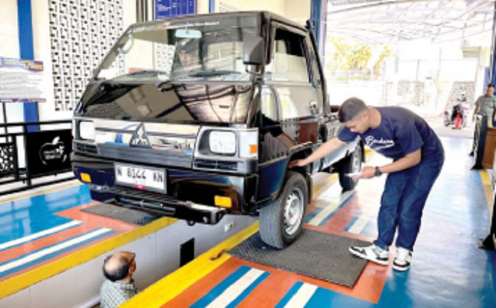 DIUJI: Kendaraan berjenis mobil bak terbuka dilakukan pengujian di Balai Uji KIR Kota Batu beberapa hari lalu.
