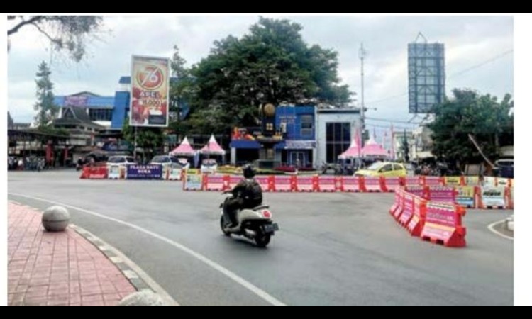 DITARGET ADIPURA: Tugu Adipura di pertigaan Alun-Alun Kota Wisata Batu. Penghargaan itu pernah diterima pada tahun 2022 lalu.
