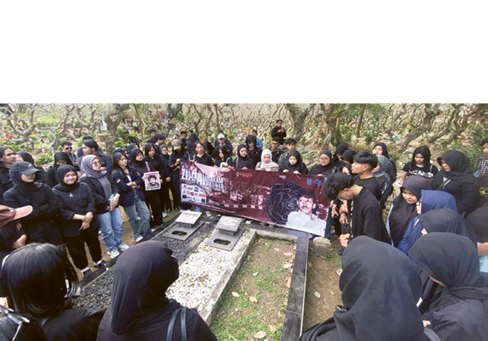 BERI PENGHORMATAN: Sejumlah aktivis menaburkan bunga di pusara makam Munir Said Thalib saat ziarah di TPU Kelurahan Sisir kemarin (7/9).