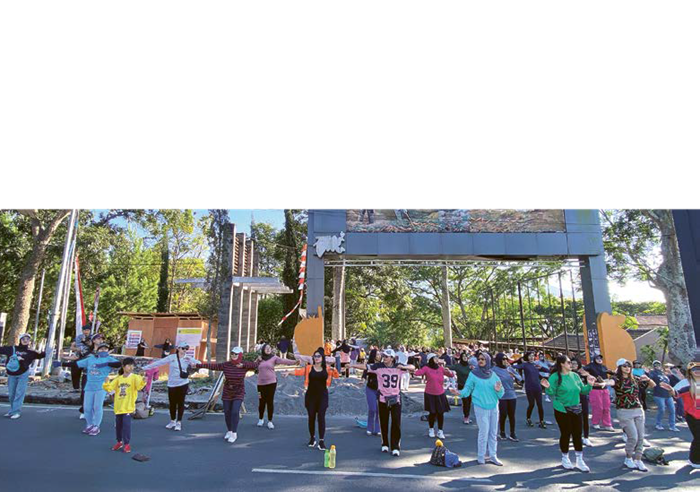 ANTUSIAS TINGGI: Pengunjung CFD Mbatu Sae mengikuti senam bersama kemarin pagi (7/9). Jumlahnya membeludak saat momen long weekend.