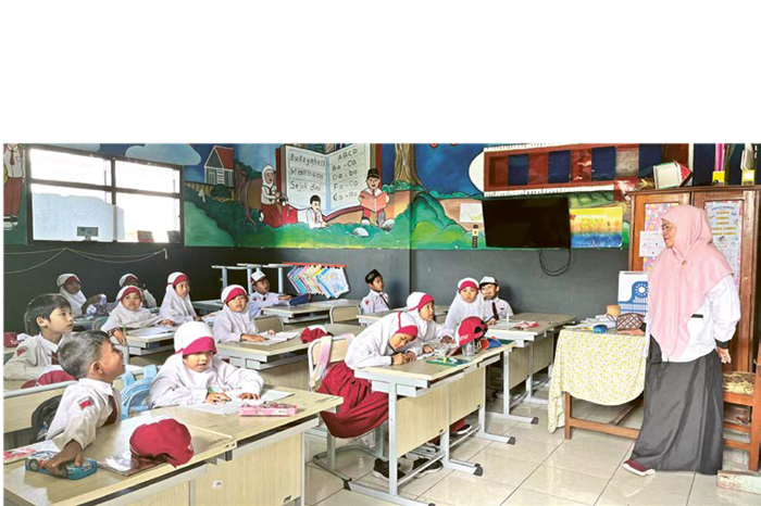 MENGAJAR: Salah seorang guru Pendidikan Agama Islam (PAI) di MI As Salam yang sudah sertifikasi melakukan kegiatan belajar dan mengajar beberapa hari lalu.