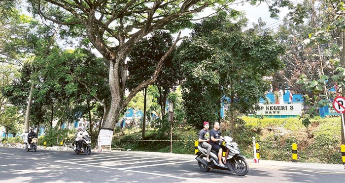 BERPROSES: Jembatan dan pedestrian di depan SMP Negeri 3 mulai dibongkar beberapa hari lalu. Proyek itu akan menelan anggaran sebesar Rp 4,9 miliar.