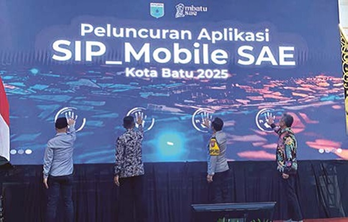 RESMI DILUNCURKAN: Dari kiri, Ketua Komisi B DPRD Kota Batu Asmadi, Wali Kota Batu Nurochman, Kapolres Batu Andi Yudha Pranata dan Kepala Bapenda Kota Batu Mohammad Nur Adhim meluncurkan SIP Mobile SA