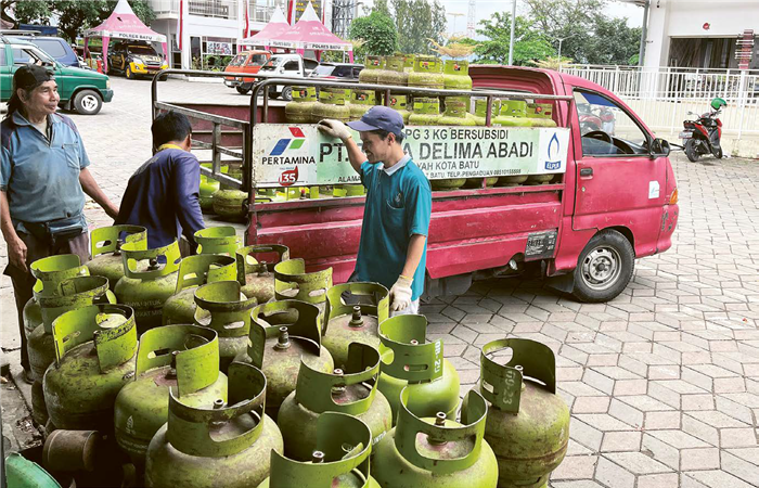 PROSES DISTRIBUSI: Tabung gas melon 3 kilogram didistribusikan ke salah satu pangkalan di Kelurahan Temas, Kecamatan Batu kemarin (11/9).