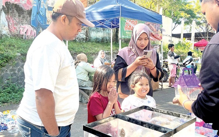 FAMILY TIME: Anak-anak tampak bahagia saat membeli hamster dan menghabiskan waktu bersama keluarga di Car Free Day (CFD) Mbatu Sae kemarin (14/9).
