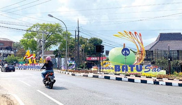 TUAI KOMENTAR NEGATIF: Wajah baru pulau Jalan Sultan Agung terus berprogres meski banyak dikritik publik kemarin (14/9).