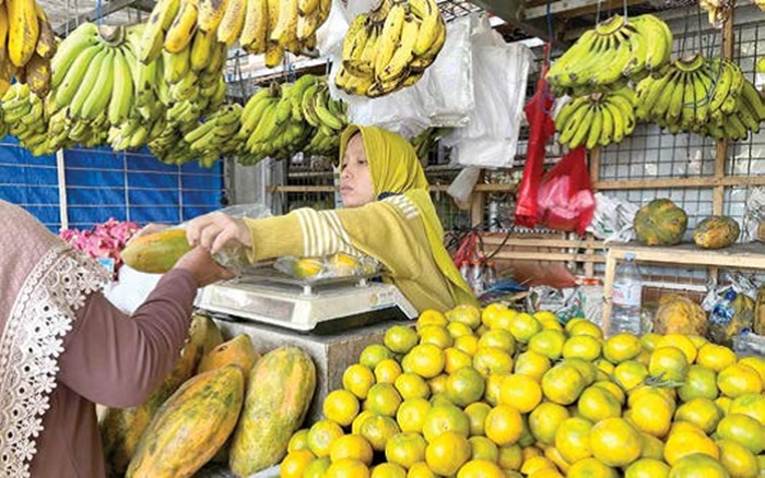 SEGAR: Stok jeruk milik Evi Irianti, pedagang di Pasar Induk Among Tani Batu tampak segar dan melimpah kemarin (14/9).