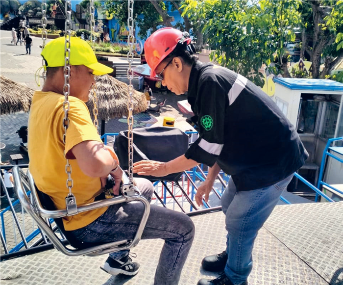 CEK KEAMANAN: Petugas operasional wahana melakukan pengecekan keselamatan dan keamanan area permainan di Jatim Park 2 beberapa waktu lalu.