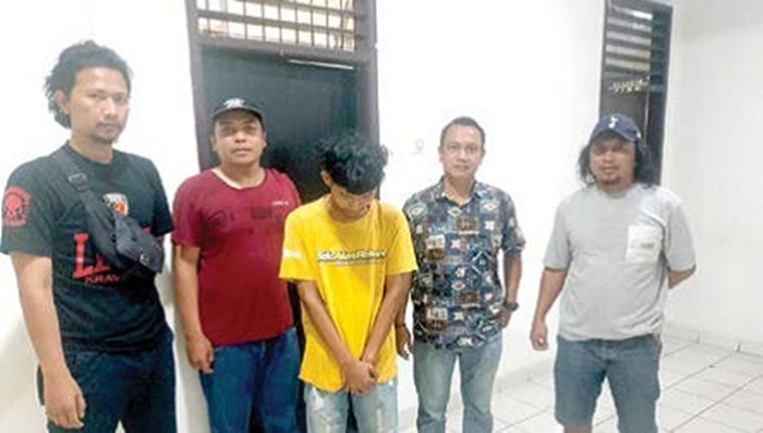 DIPERIKSA POLISI: Pemuda berinisial BEK, 21, diperiksa polisi seusai ditangkap atas dugaan kasus penggelapan truk senilai Rp 240 juta.