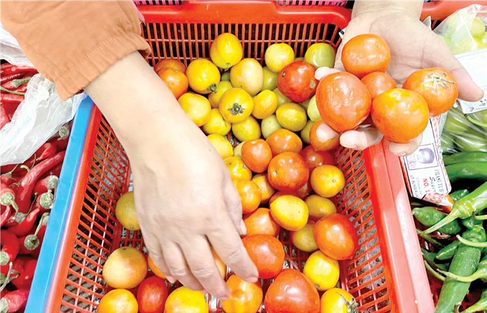 HARGA ANJLOK: Stok tomat di salah satu kios Pasar Induk Among Tani Batu sisa sedikit kemarin (16/9).