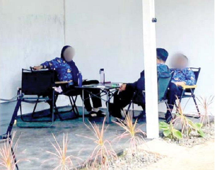 TAK DISIPLIN: Beberapa ASN Pemkot Batu nongkrong di salah satu kafe di Kecamatan Batu saat jam kerja beberapa hari lalu.