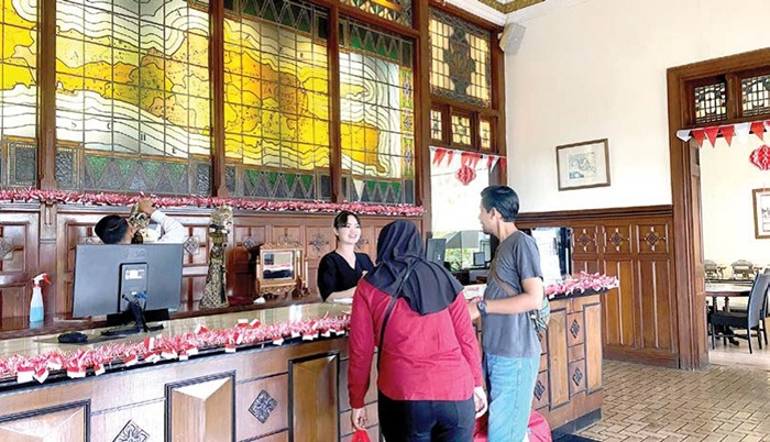 MASIH SERET: Salah seorang wisatawan check in di El Hotel Kartika Wijaya beberapa waktu lalu.