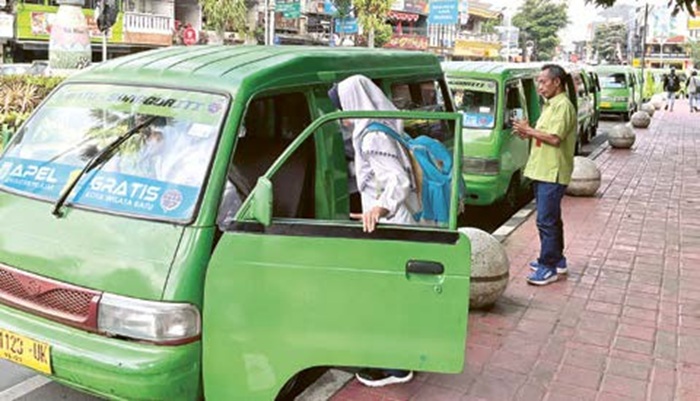 BAKAL DIAWASI: Beberapa sopir apel gratis menjemput siswa di kawasan Alun-Alun Kota Wisata Batu beberapa waktu lalu.