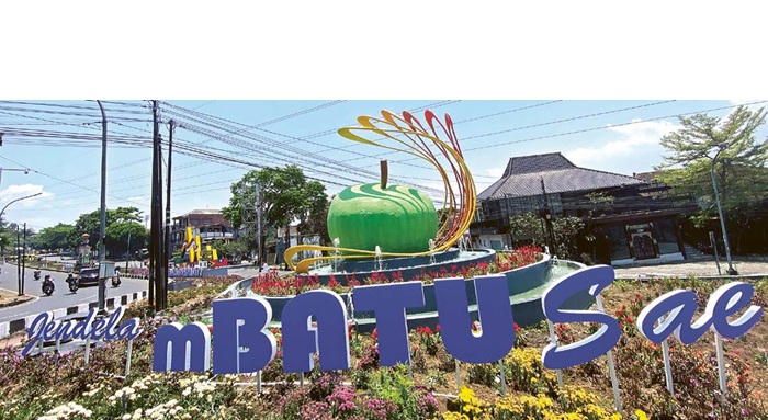 DIPOLES ULANG: Pulau Jalan Sultan Agung bertema Jendela Batu Sae berganti warna dari hijau stabilo menjadi abu-abu.