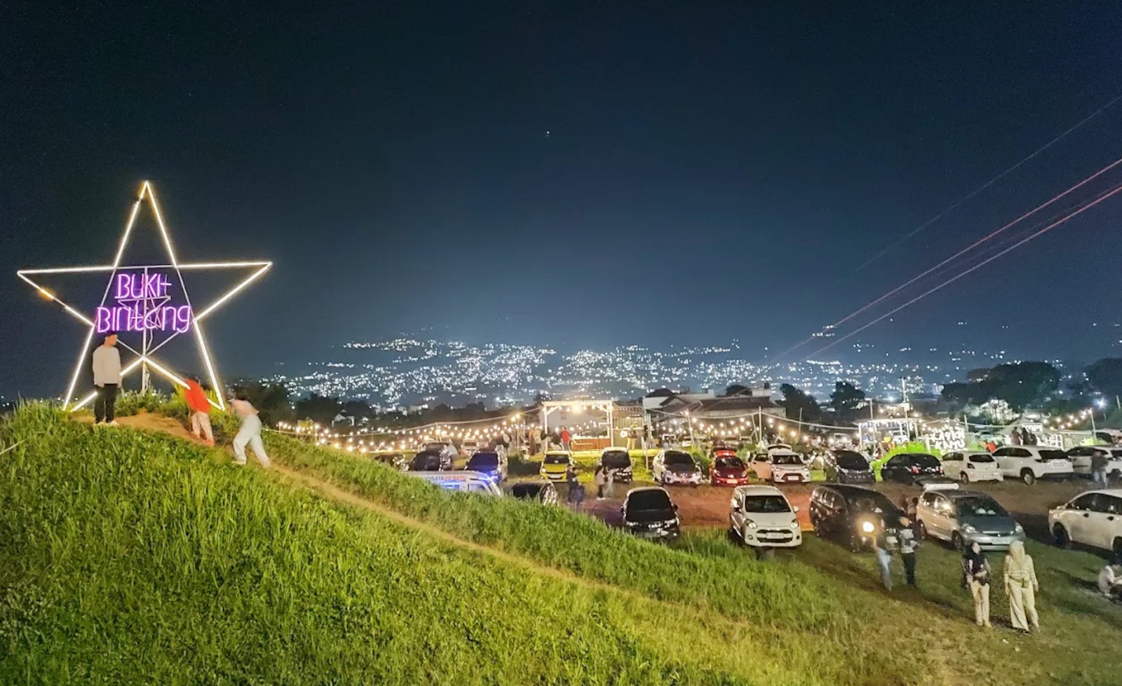 ROMANTIS: Bukit Bintang, tempat yang memungkinkan wisatawan menikmati indahnya kerlap-kerlip lampu Kota Batu yang berpadu dengan latar pegunungan.