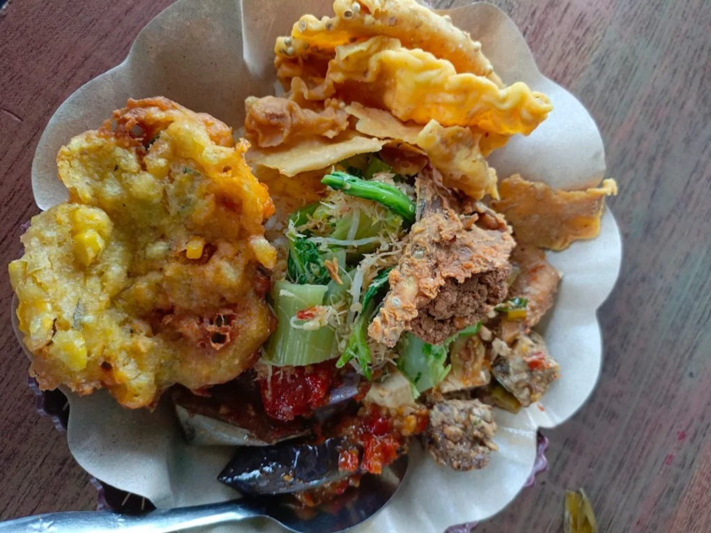 POPULER: Sego Empok Bu Wakini, nasi empok yang disajikan dengan lauk beragam, seperti tumis buncis, ikan asin, urap, mendol, hingga lodeh tahu.