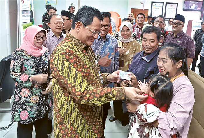 SAPA WARGA: Deputi Bidang Pelayanan Publik Kemenpan RB Otok Kuswandaru didampingi Wali Kota Batu Nurochman menyapa salah seorang warga yang mengakses layanan di MPP Among Warga kemarin (25/9).