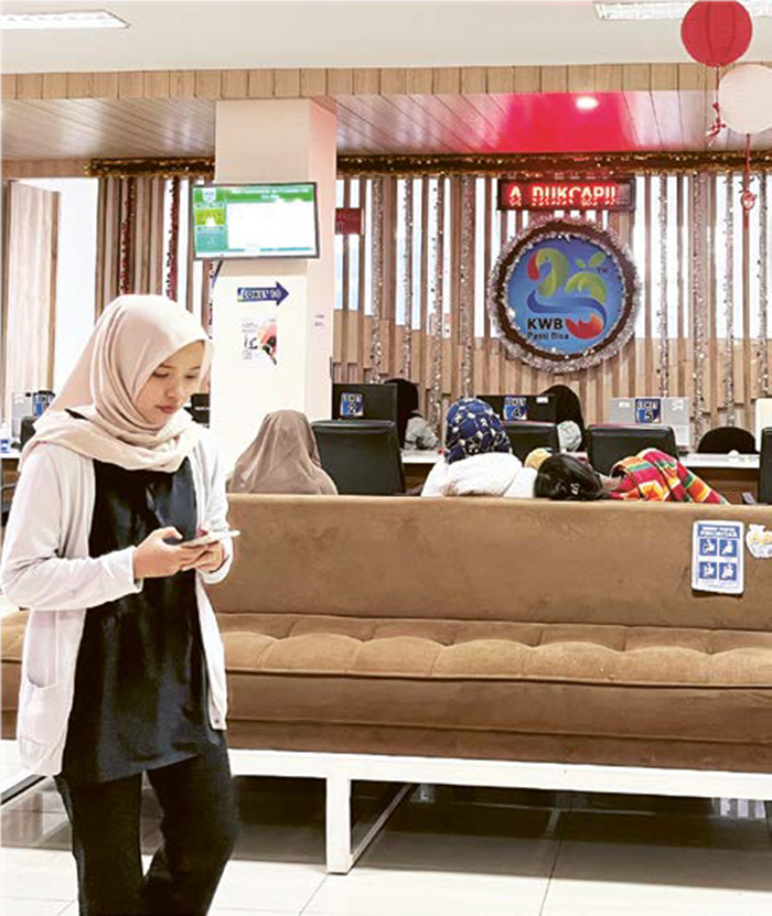 PEREKAMAN: Sejumlah warga tampak mengantre untuk melakukan perekaman KTP di Mal Pelayanan Publik (MPP) Kota Batu beberapa hari lalu.