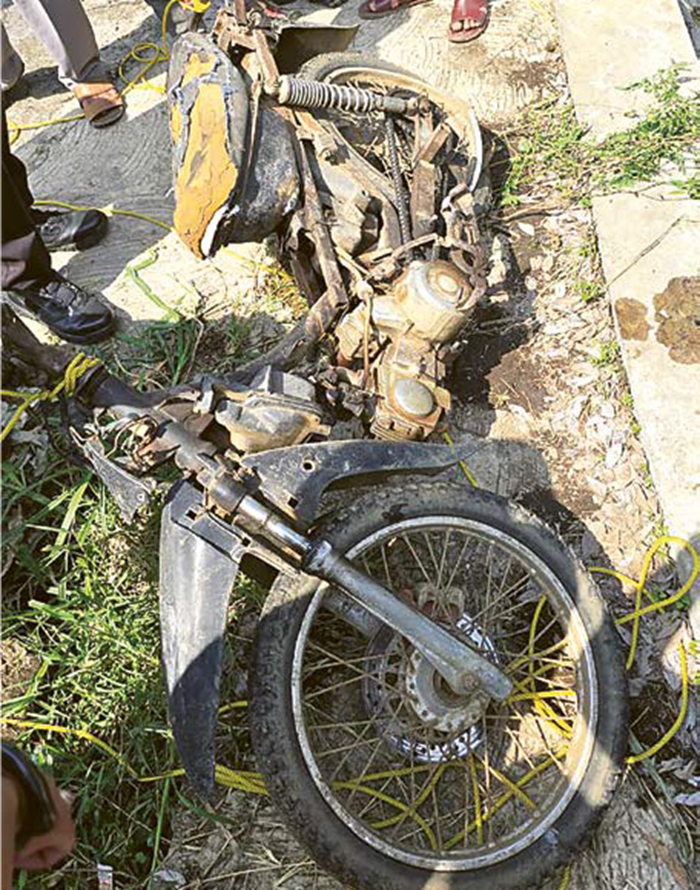 TAK LAYAK: Kendaraan Honda Supra tanpa pelat nomor yang digunakan korban kecelakaan di Sungai Konto, Kecamatan Pujon diperiksa polisi kemarin (25/9).