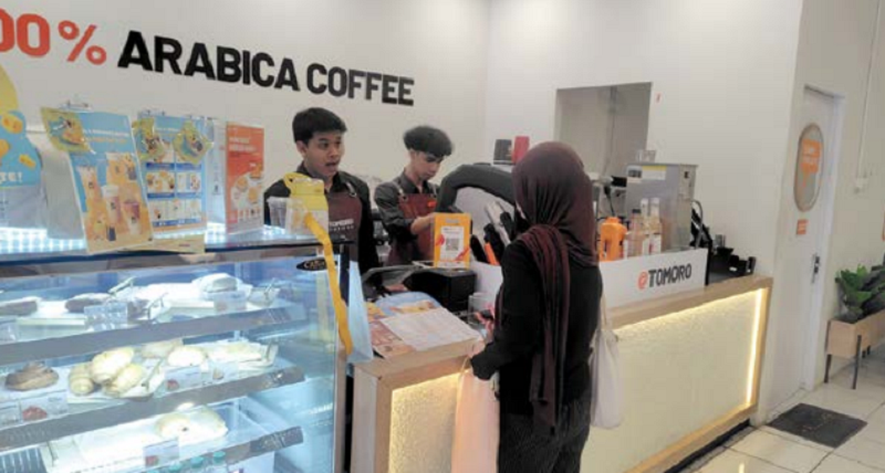 LAYANI PEMBELI: Salah seorang pengunjung membeli kopi di salah satu kafe di Jalan Gajah Mada, Kecamatan Batu kemarin (26/9).