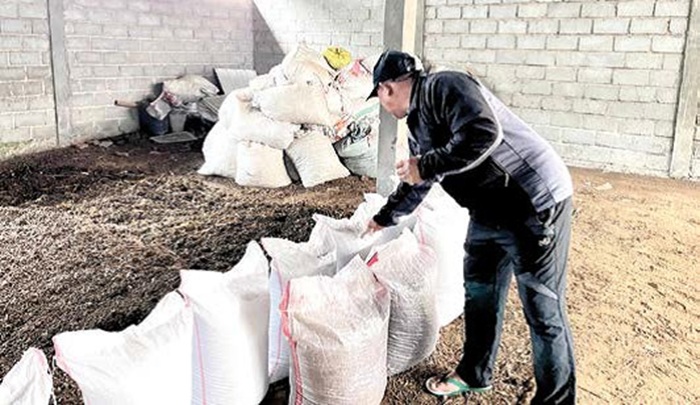 PUPUK ORGANIK: Gudang penyimpanan sekaligus tempat produksi pupuk organik dari kotoran domba dan kambing di Desa Sumbergondo, Kecamatan Bumiaji.