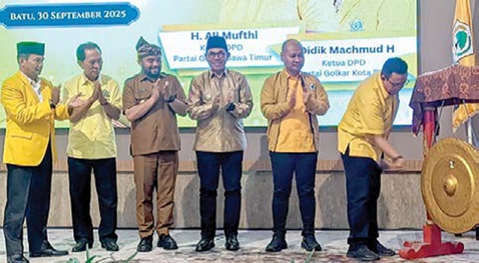 KEMBALI TERPILIH: Sekretaris DPD Golkar Jatim Blegur Prianggono memukul gong pembukaan Musda VI Kota Batu di Hotel Aston Inn kemarin (30/9).