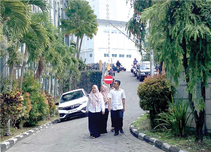 DIPERKETAT: Sejumlah ASN di lingkungan Pemkot Batu tampak beraktivitas di Balai Kota Among Tani Batu kemarin (1/10).