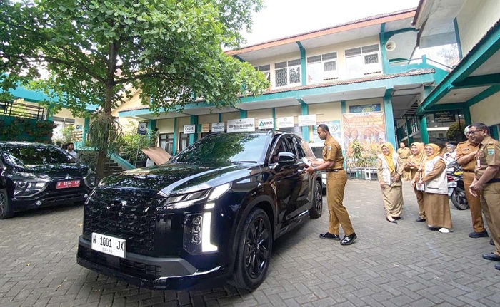 BAKAL DICOPOT: Mobil pribadi Wali Kota Batu Nurochman terparkir di halaman SMPN 1 Batu beberapa waktu lalu.